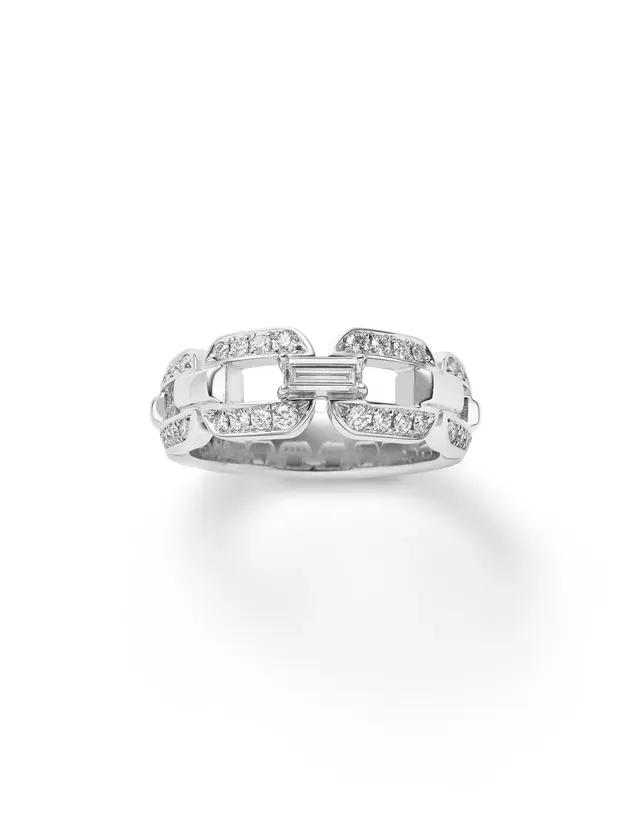 白い背景に置かれた、ダイヤモンドがちりばめられた銀色のリングのクローズアップ画像。