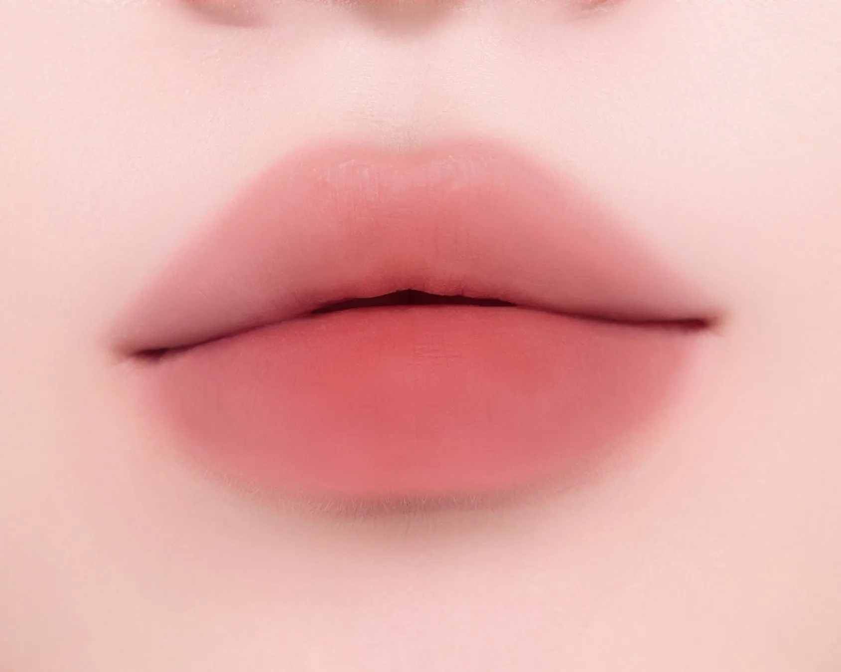 唇のクローズアップ写真。唇は赤みがかったピンク色で、ぼやけた効果があります。肌はピンク色です.