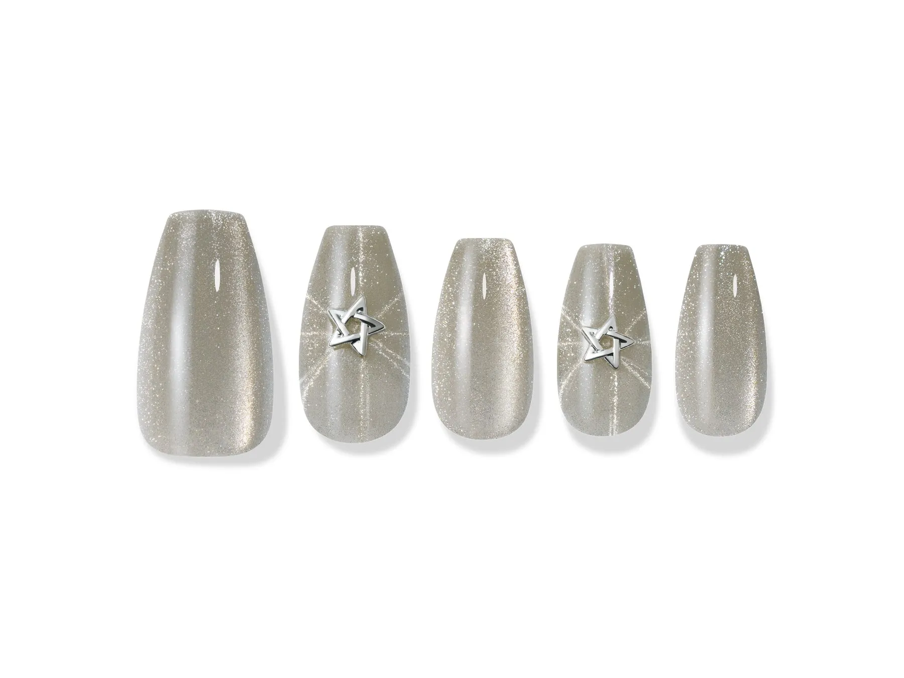 5つのネイルチップが並んだ画像。中央の2つには星型の装飾が施されている。