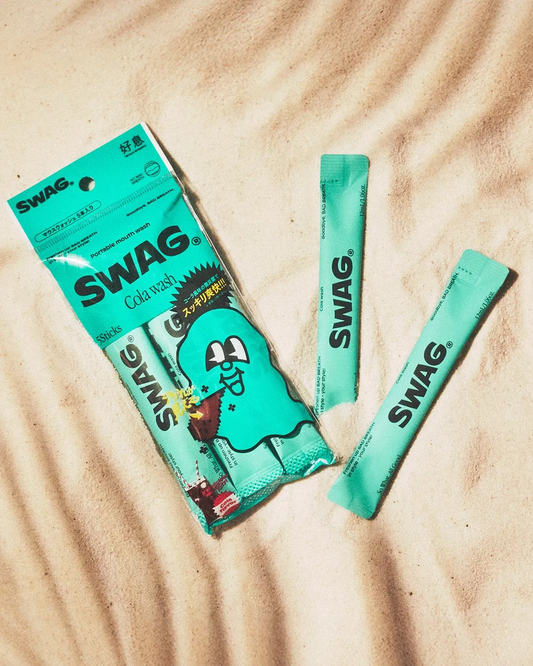 SWAGのポータブルマウスウォッシュのパッケージとスティックの写真。パッケージには「マウスウォッシュ5本入り」と「コーラ風味の微炭酸でスッキリ爽快」の文字が記されている