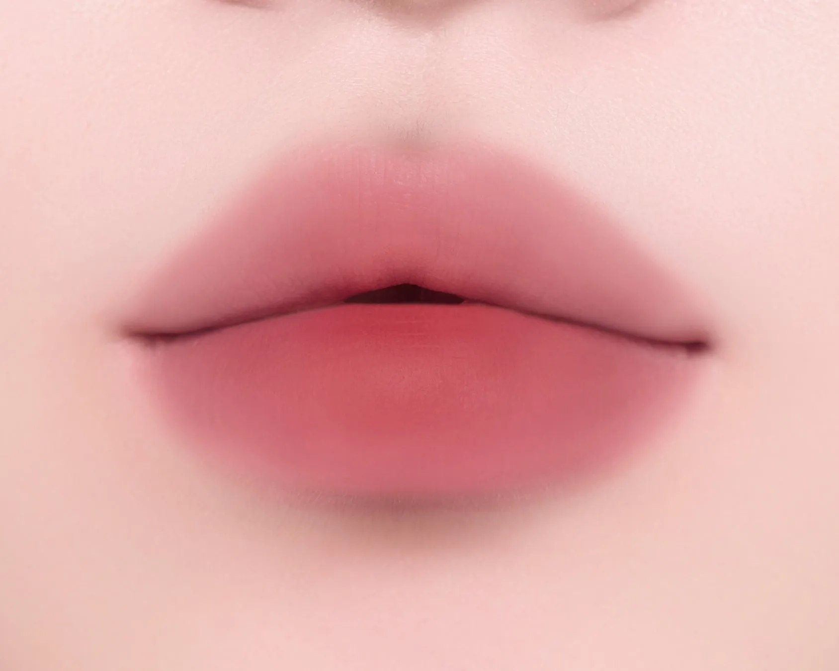 唇のアップ。鮮やかなピンク色のリップカラーが塗られている.