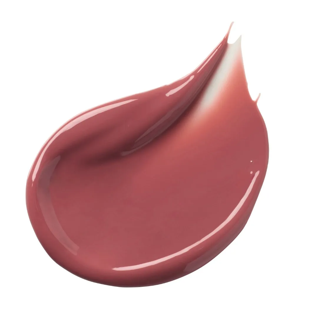 ピンク色のリップグロスまたは口紅のサンプルが白い背景に塗られています。