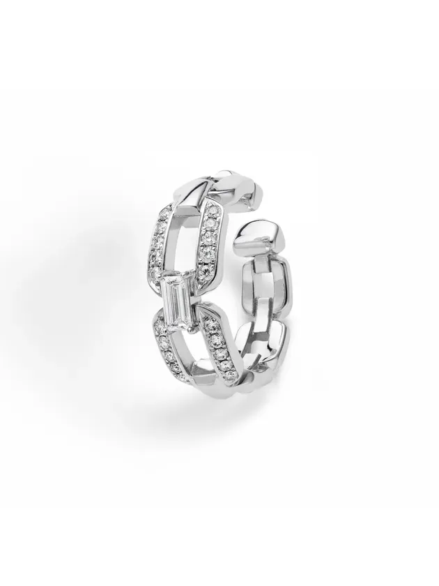 白い背景に配置された、ダイヤモンドがちりばめられた銀色のチェーンリングの写真です。