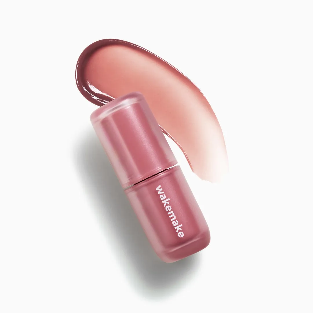 ピンク色のリップ製品とそのテクスチャのスウォッチのクローズアップ写真です。製品には「wakemake」のブランド名が記載されています。背景は白です.