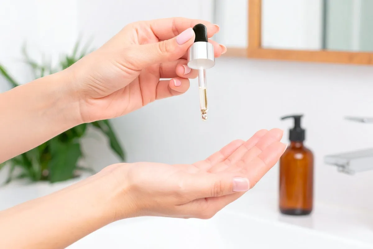 美容液をドロッパーで落とす様子