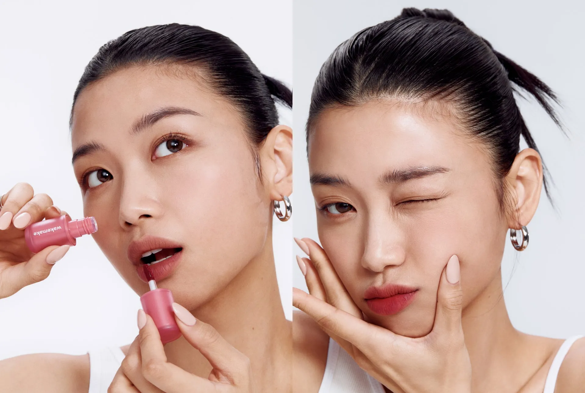 女性がリップメイクをしている様子を捉えた2枚の写真。左側の写真では、女性がリップカラーを塗ろうとしている様子が写っています。右側の写真では、女性がウィンクをして頬に手を当てています。