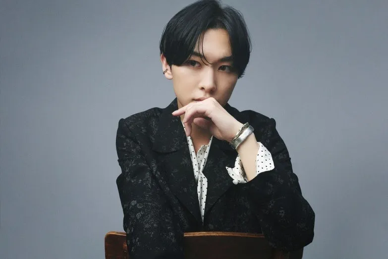 白い水玉模様のシャツを着た男性のポートレート