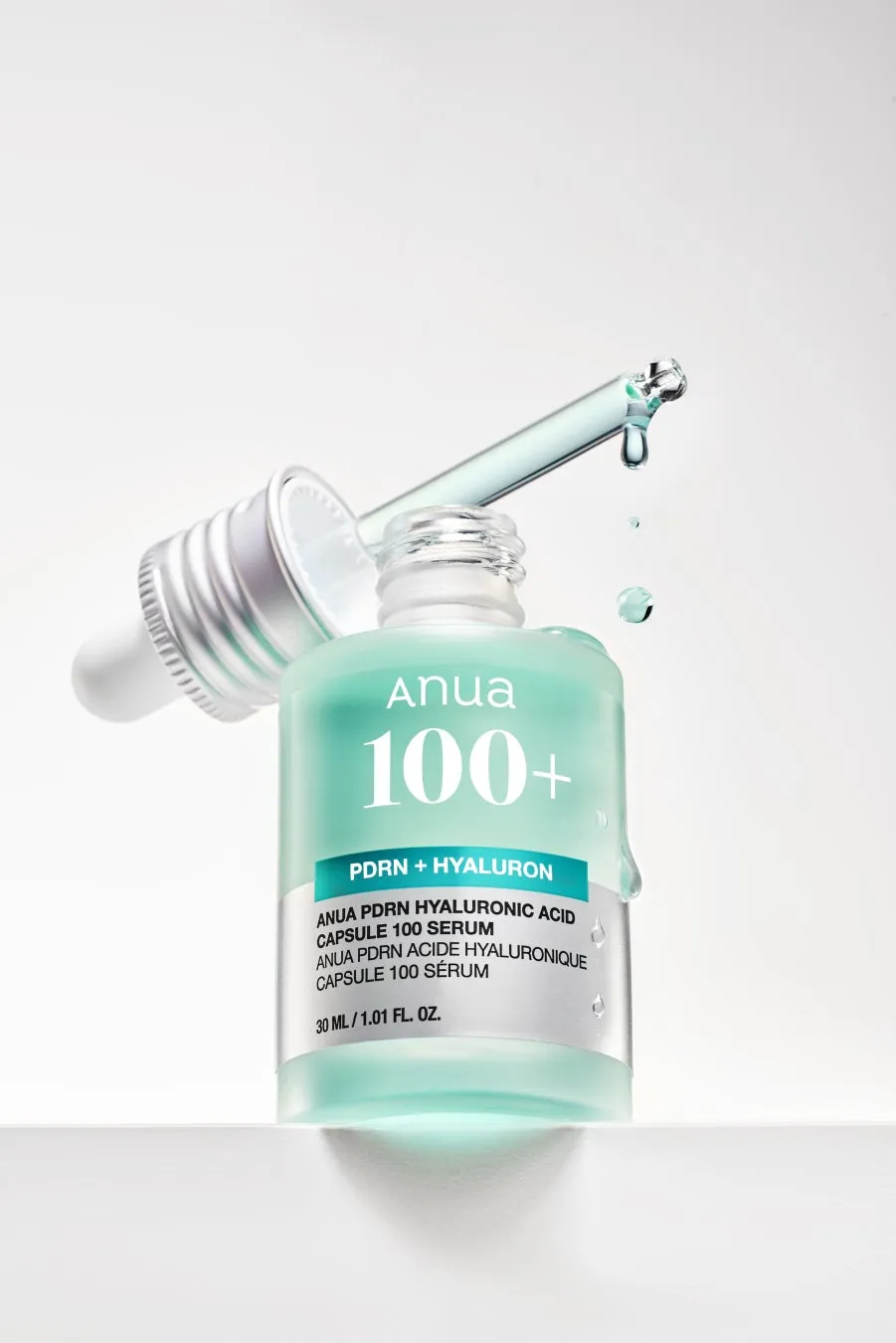 美容液の瓶が写った写真。瓶には「Anua 100+」と書かれており、滴が落ちている。