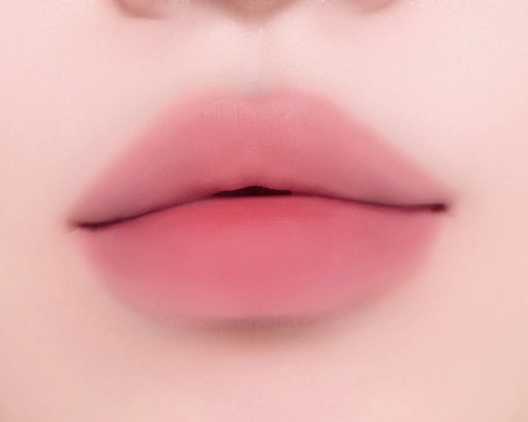 ピンク色のグラデーションリップのクローズアップ写真です。唇は中央が濃いピンク色で、外側に向かって淡いピンク色に変わっています.