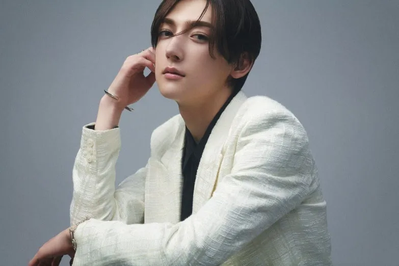 白いジャケットを着た男性のポートレート