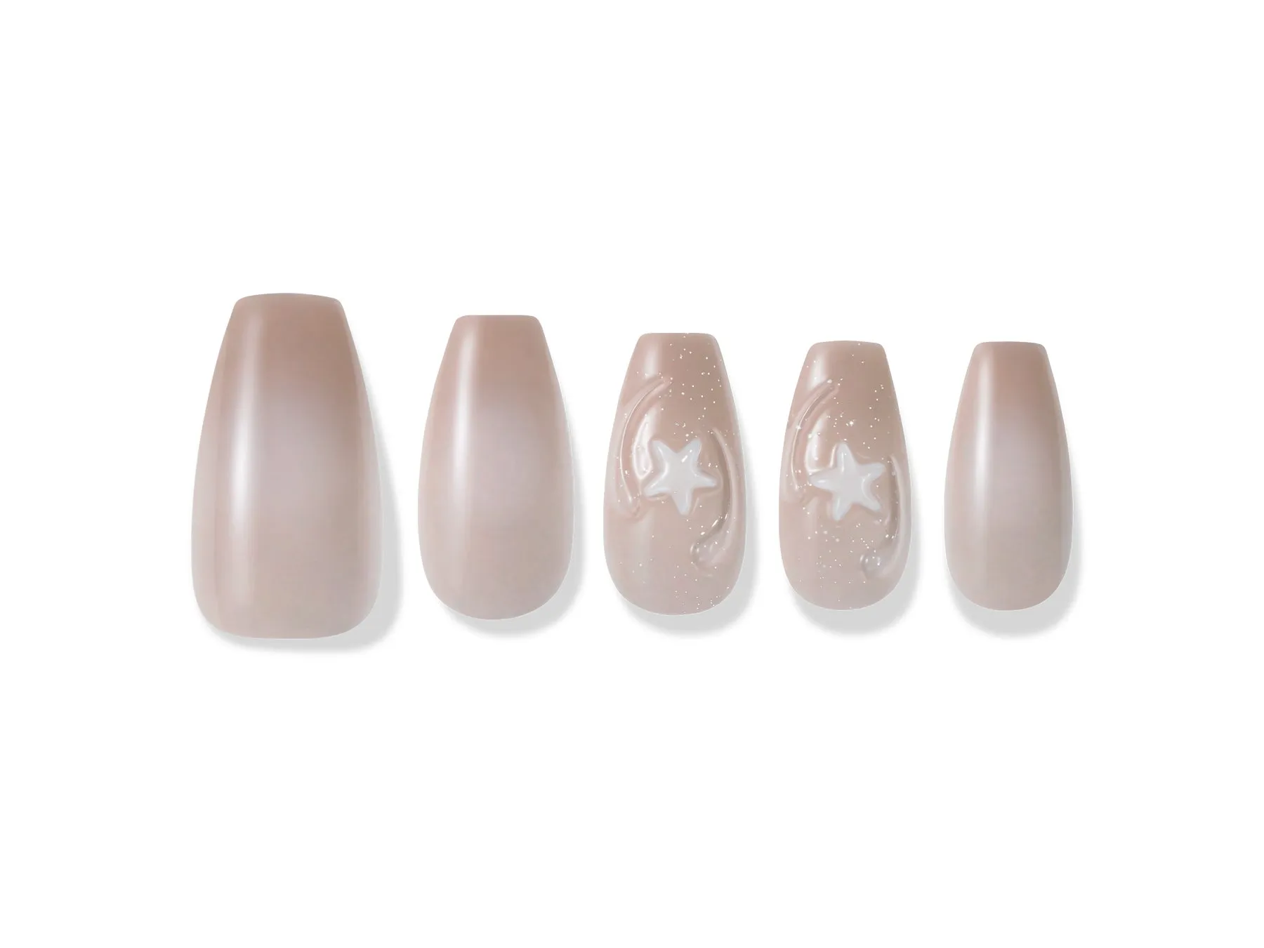 ベージュカラーのネイルチップ。星の装飾が施されている。