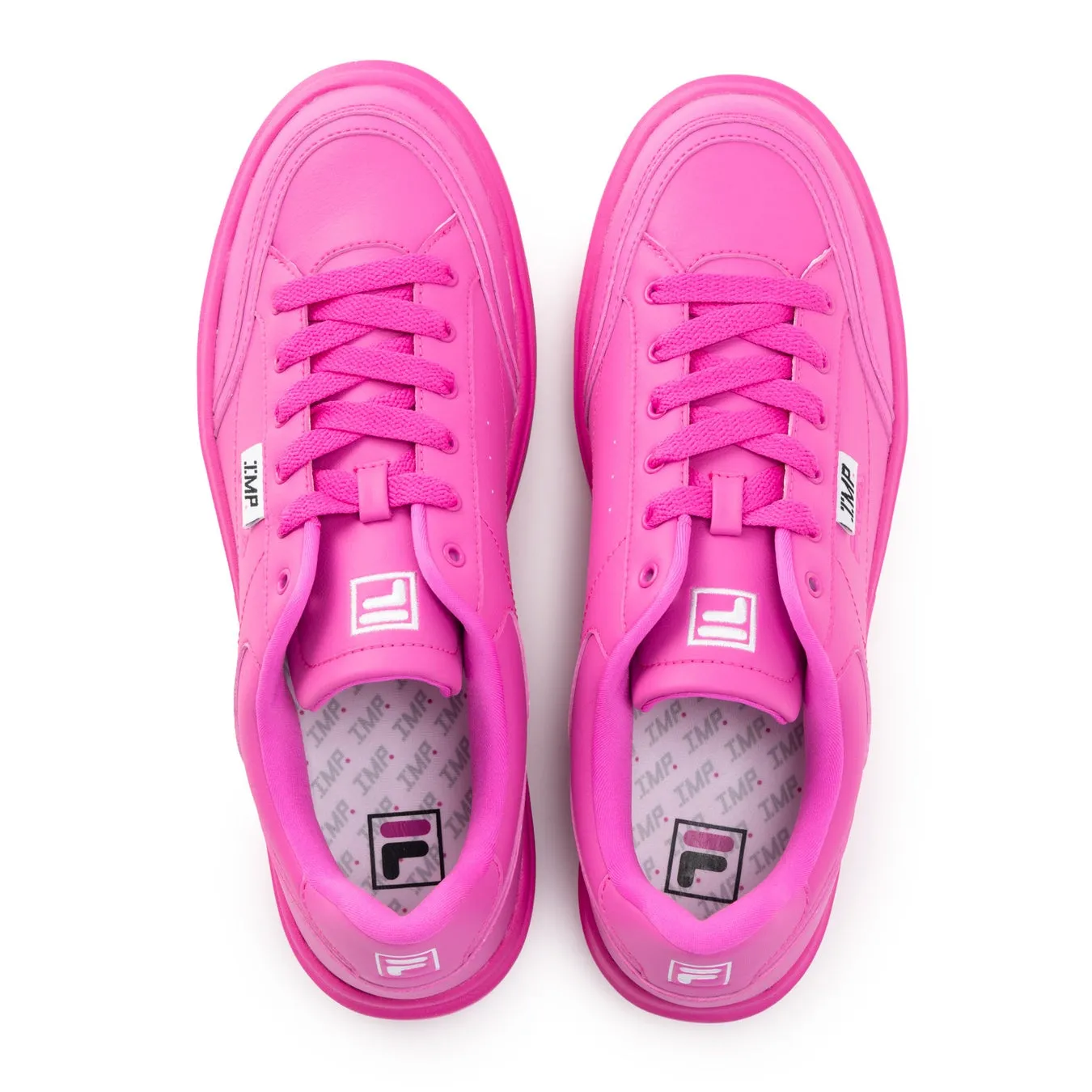 ピンク色のFILAのスニーカーの真上からの写真