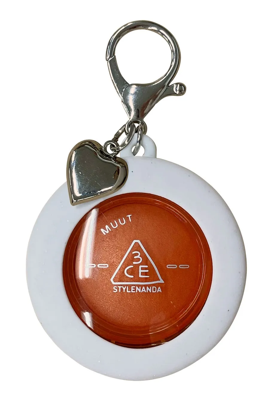 3CEのキーホルダー。オレンジ色の丸いコスメが入っており、ハートのチャームが付いている。