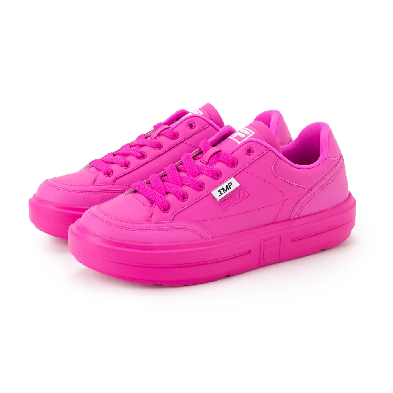 ピンク色のFILAのスニーカーの画像