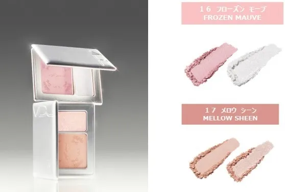 化粧品の画像。アイシャドウとチークのパレットが2種類、それぞれ色見本とともに写っています。