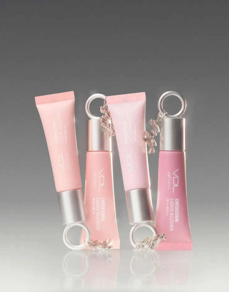 ピンク色のチークカラーのチューブが4つ並んでいる画像です。