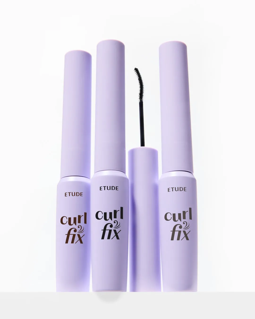 ETUDEのcurl fixマスカラの製品写真です。4つのマスカラが並んでおり、そのうち1つはブラシが露出しています。