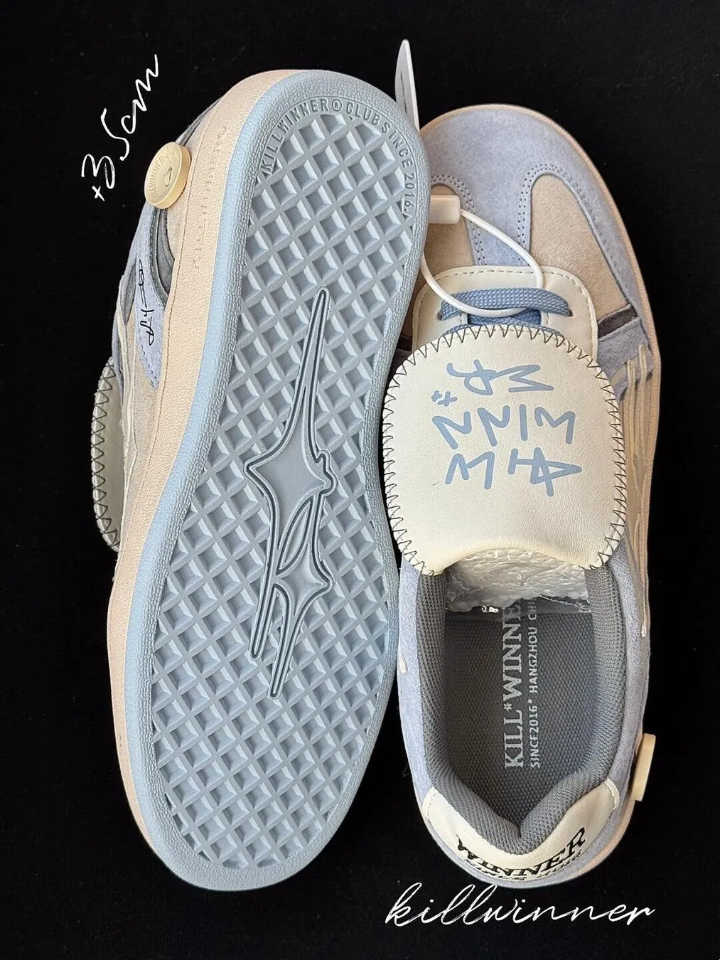白いタグと靴底に特徴的なデザインが施されたスニーカーの画像。スニーカーは、青とベージュを基調としたデザインで、KILL WINNERのロゴが随所に見られる。
