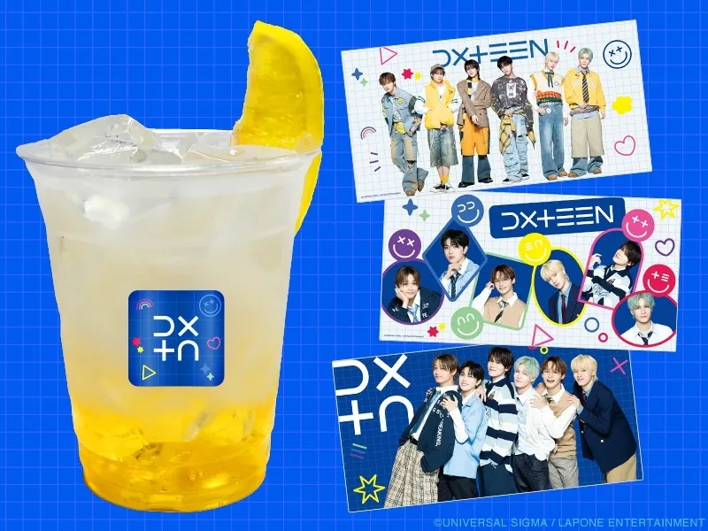 レモンが添えられたドリンクと、アーティストの写真が印刷されたカードが写った写真です。背景は青色の格子模様です。