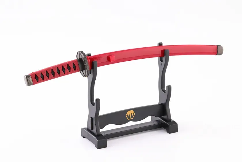 赤い刀が黒い刀立てに置かれている写真