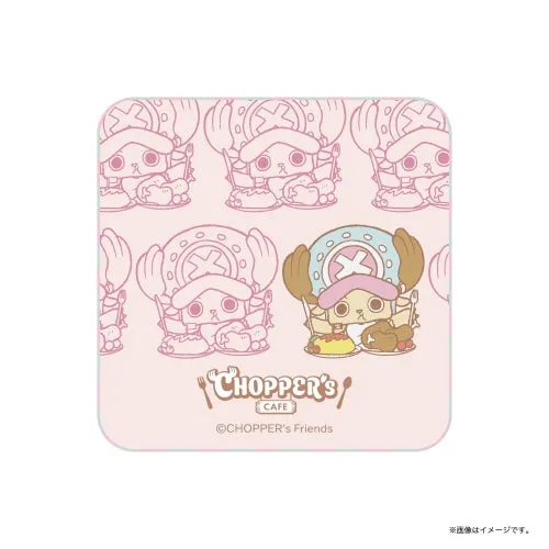 ピンク色の背景に、チョッパーのイラストが描かれたコースター。チョッパーが料理を持っている姿や、チョッパーの顔が描かれたパターンが配置されている。