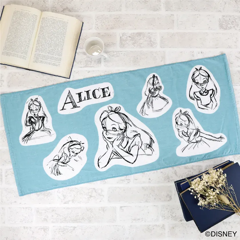 水色のタオルにアリスのイラストが描かれた商品