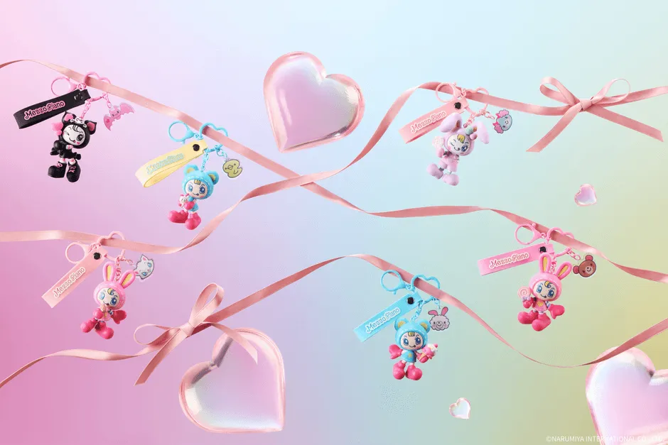 Mezzo Pianoのキャラクターキーホルダーがリボンやハートと一緒に配置された、可愛らしい雰囲気の画像。
