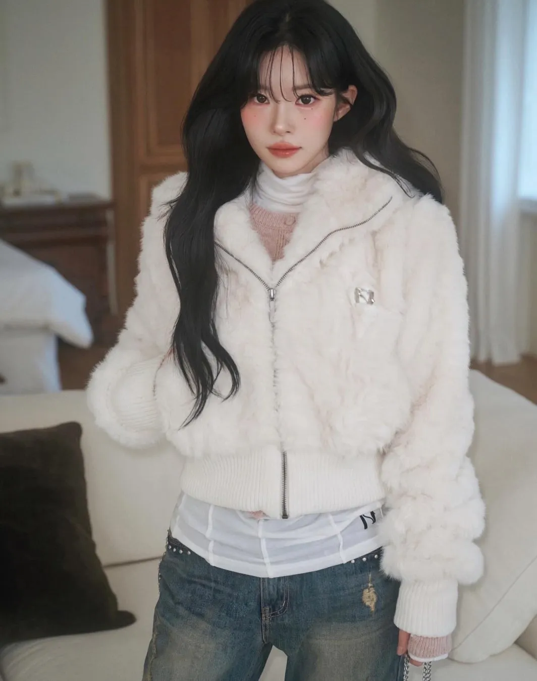 白いふわふわジャケットの女性