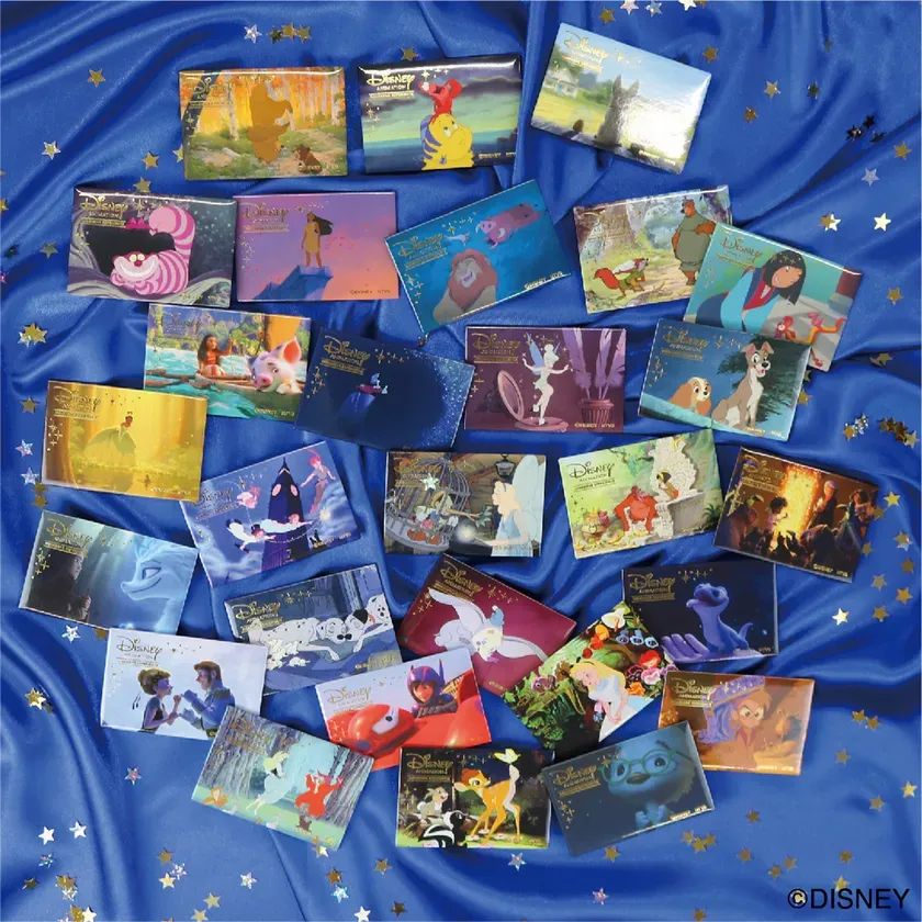 ディズニーのキャラクターが描かれたカードが多数配置された写真