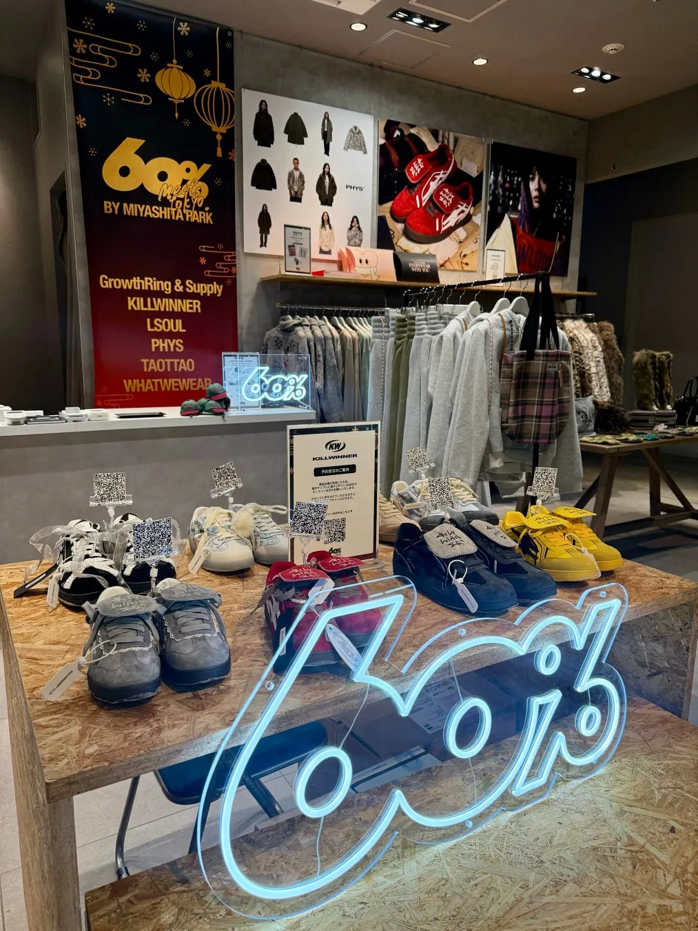 店内ディスプレイの写真。靴や服が並べられ、60%オフの文字や様々なブランド名が確認できる。
