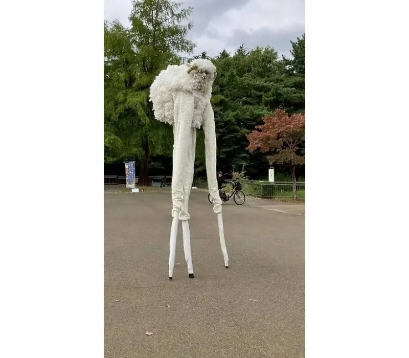 羊の頭の奇妙な生き物が歩いている