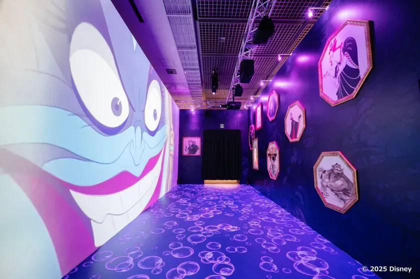 ディズニーヴィランズの世界観を表現した展示空間