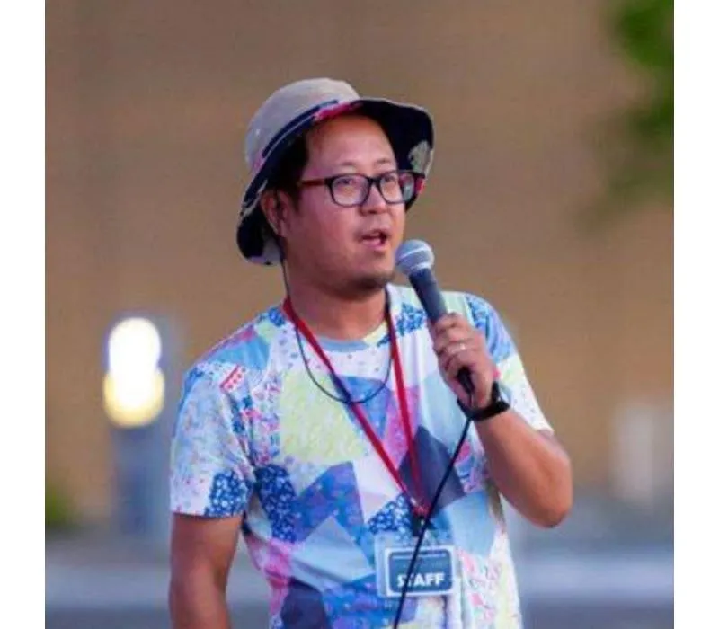 マイクを持つ男性