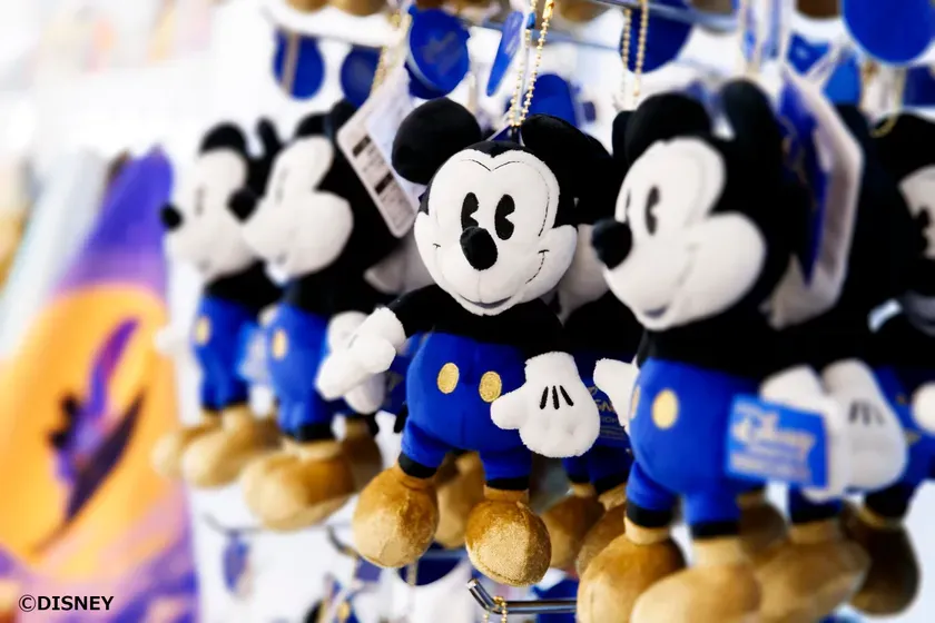 ミッキーマウスのぬいぐるみがいっぱい並んでいる写真