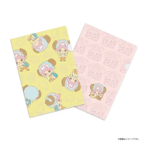ワンピースのキャラクター、チョッパーが描かれたクリアファイル2枚セットです。黄色いファイルにはチョッパーのイラストが全面に、ピンクのファイルにはチョッパーの顔がパターンで描かれています。