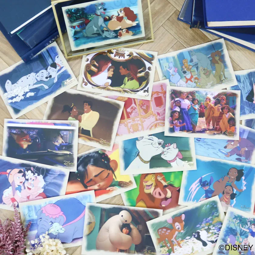 様々なディズニーキャラクターが描かれたイラストが複数枚写っている写真