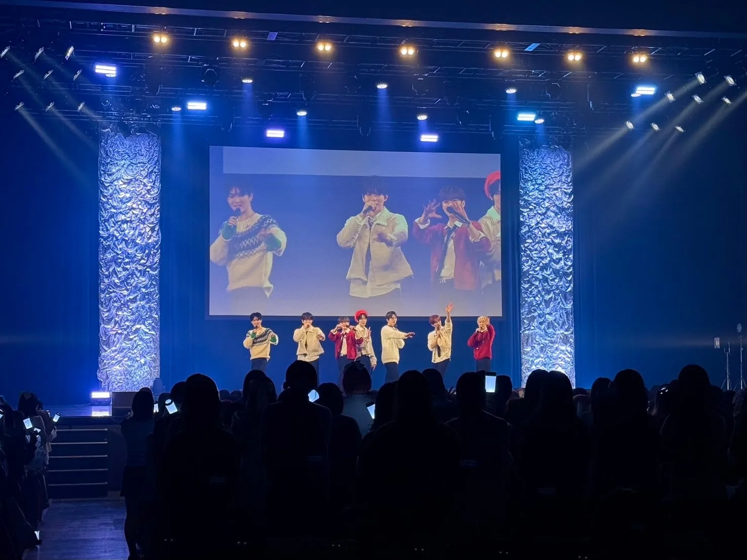 ステージで「超最強」をパフォーマンスするEPEXのメンバー。