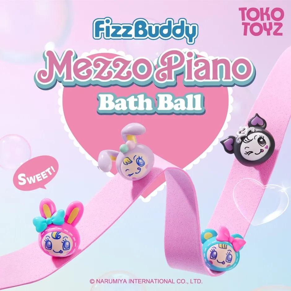 ピンク色の背景に、Fizz Buddy Mezzo Pianoバスボールの広告。様々なキャラクターがリボンに乗っていて、可愛らしい印象。