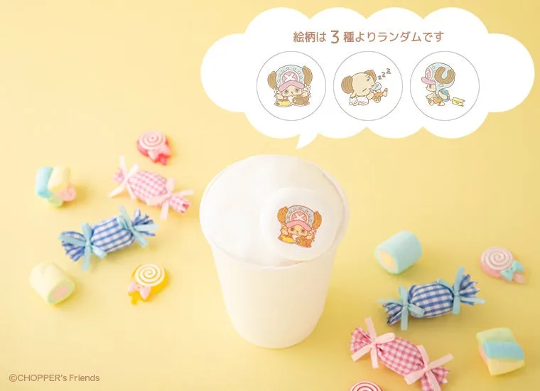 チョッパーのイラストが描かれたドリンクと、周りにキャンディーやマシュマロが配置された可愛らしい写真です。ドリンクには3種類のチョッパーのイラストがあり、ランダムで提供されるようです。