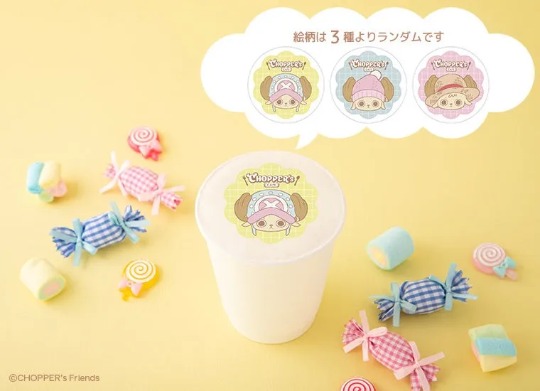 チョッパーのイラストが描かれたカップとキャンディーが置かれた写真。カップには様々なチョッパーのイラストが描かれており、キャンディーもカラフルで可愛らしい。