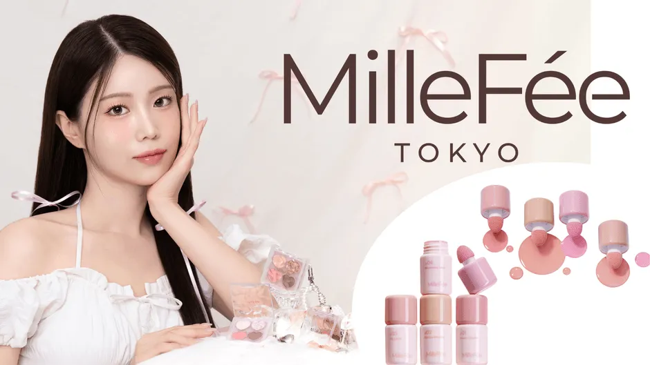 女性が化粧品を手にした広告画像。MilleFée TOKYOのロゴが大きく表示され、ネイルカラーとアイシャドウパレットが一緒に写っています。