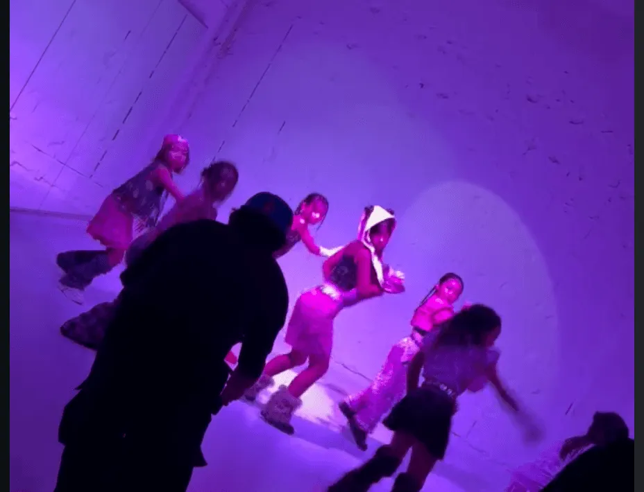 ステージで踊る子供たち